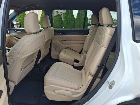 Used 2023 Jeep Grand Cherokee L Limited w/ Luxury Tech Group II AWD/4WD image 10