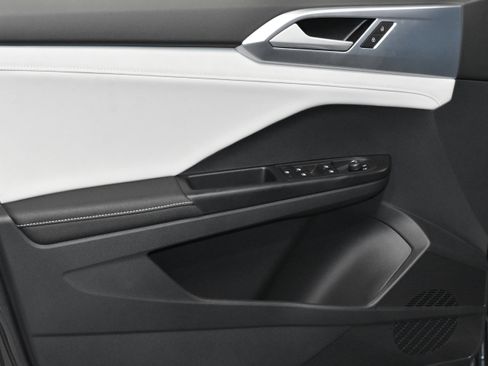 New 2025 Volkswagen Taos SE image 3
