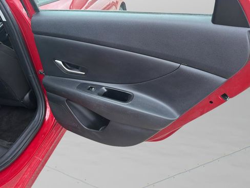 Used 2021 Hyundai Elantra SE image 24