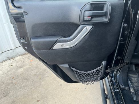 Used 2013 Jeep Wrangler Unlimited Rubicon AWD/4WD image 13