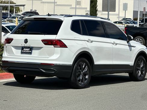Used 2023 Volkswagen Tiguan SE w/ Panoramic Sunroof Package FWD image 4