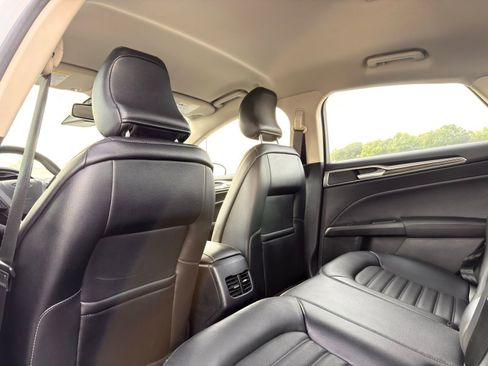 Used 2018 Ford Fusion SE w/ Equipment Group 602A FWD image 18