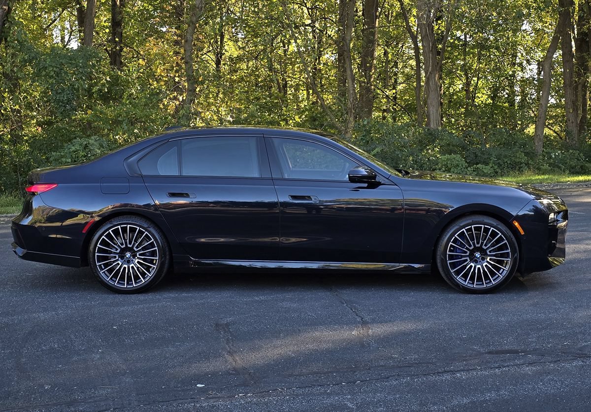 Used 2024 BMW 760i xDrive w/ Premium Package 2 AWD/4WD image 7