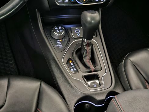 Used 2019 Jeep Cherokee Trailhawk w/ Cold Weather Group AWD/4WD image 11