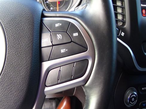 Used 2020 Jeep Cherokee Latitude Plus w/ Cold Weather Group FWD image 23