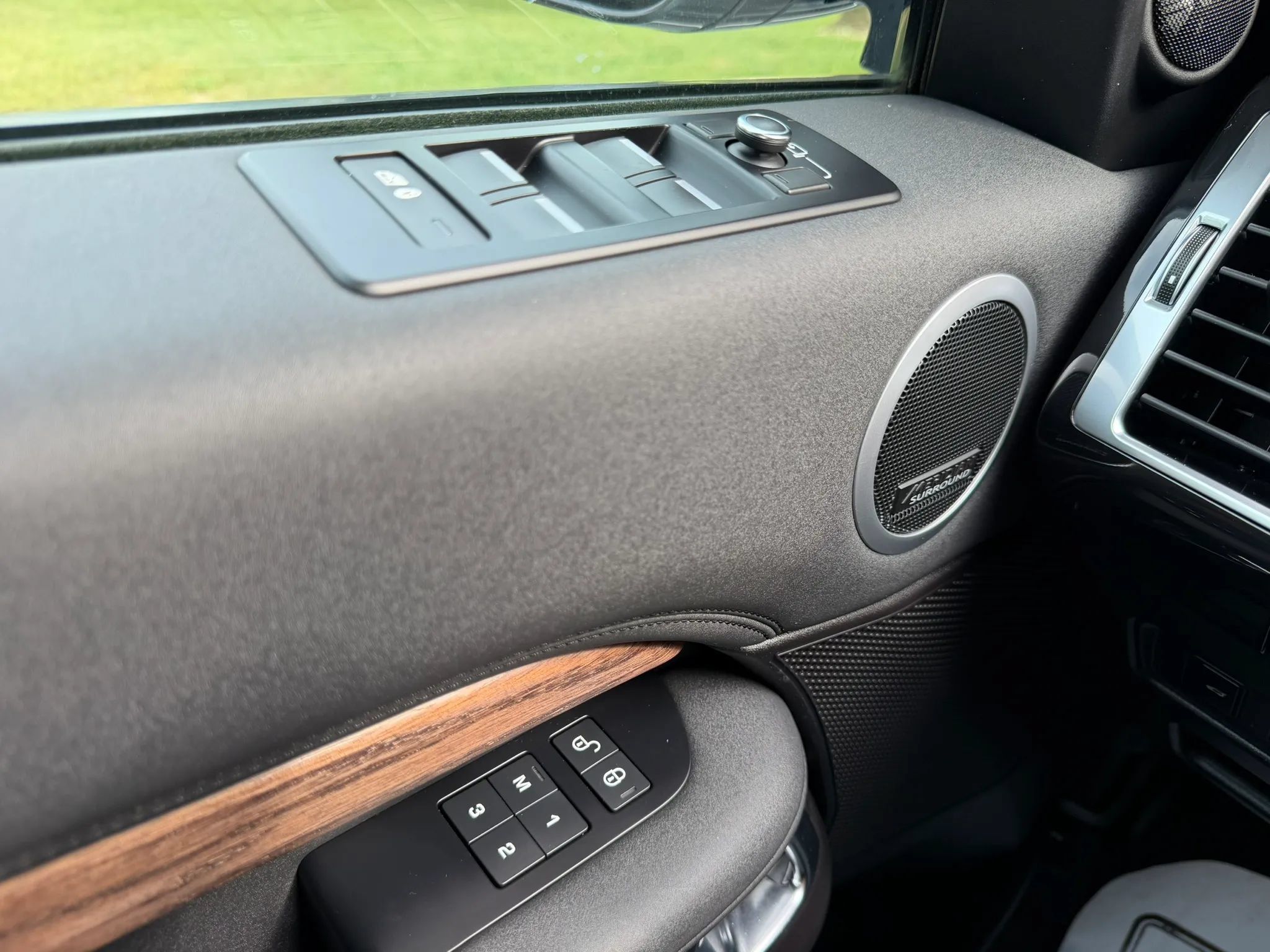 Used 2017 Land Rover Discovery HSE AWD/4WD image 25