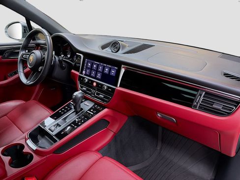 Certified 2025 Porsche Macan Turbo AWD/4WD image 31