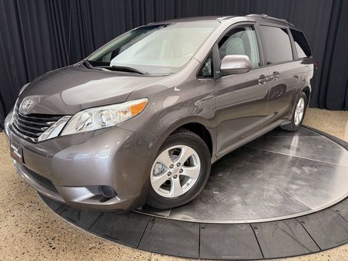 Used 2011 Toyota Sienna LE FWD image 2