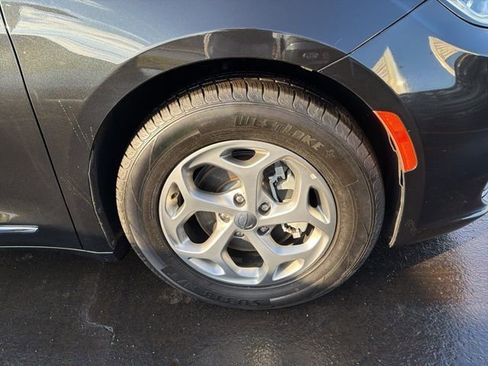 Used 2023 Chrysler Pacifica Limited image 29