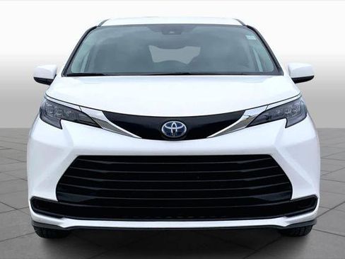 Certified 2024 Toyota Sienna LE image 4