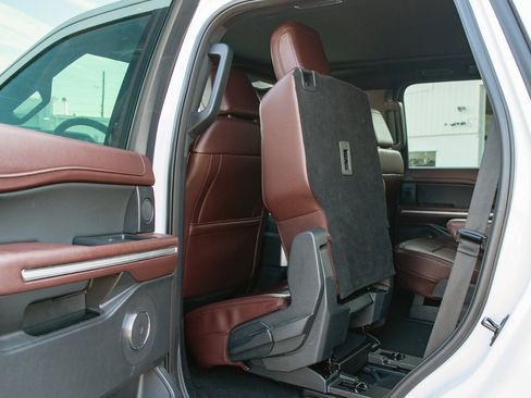 Used 2024 Ford Expedition Limited image 29