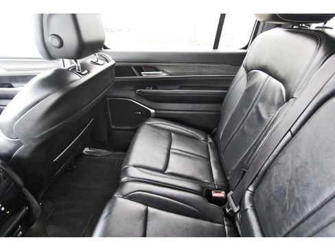 Used 2024 Jeep Wagoneer L Series III w/ Flexible Seating Group AWD/4WD image 12