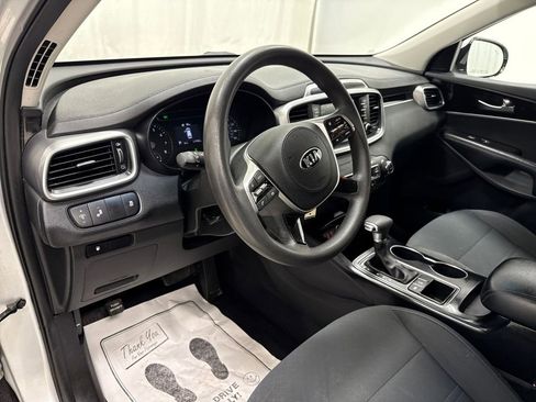Used 2019 Kia Sorento LX image 19