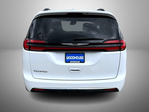 Used 2022 Chrysler Pacifica Touring-L FWD image 6