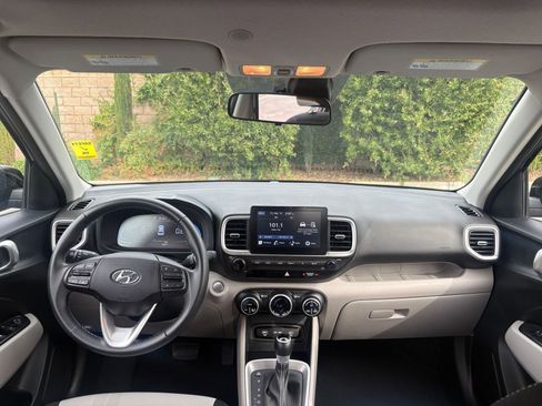 Used 2025 Hyundai Venue SEL image 33