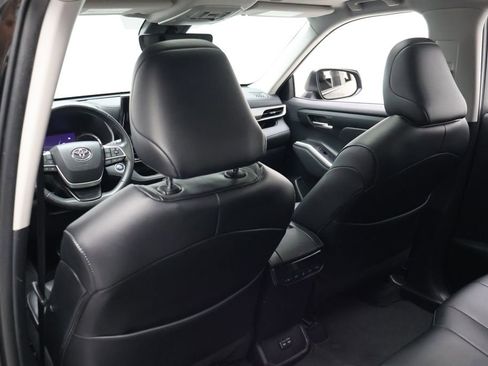 Used 2024 Toyota Highlander XLE FWD image 20