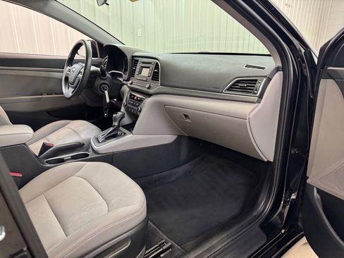Used 2017 Hyundai Elantra SE image 24
