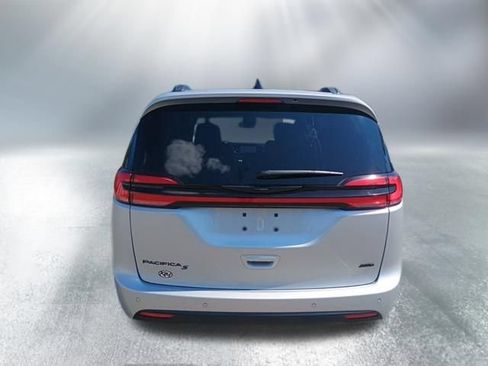 Used 2023 Chrysler Pacifica Touring-L w/ S Appearance Package AWD/4WD image 4