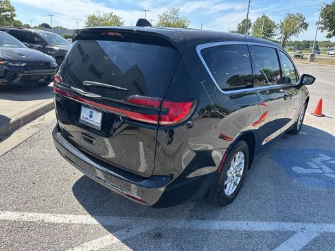 New 2026 Chrysler Pacifica Select image 30