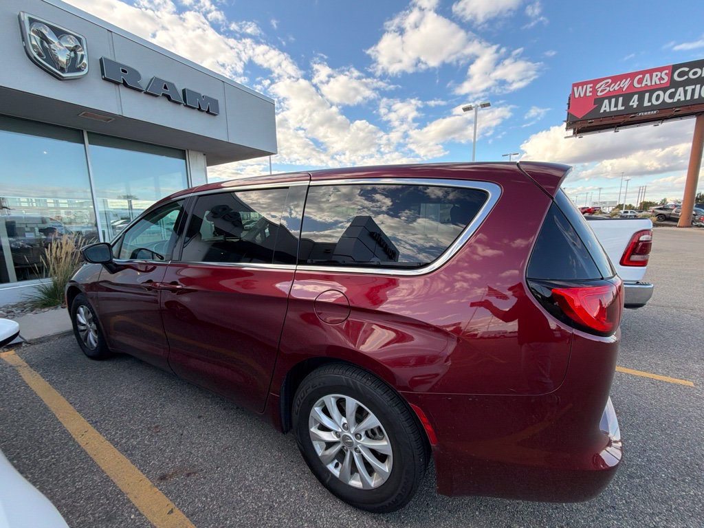 Used 2017 Chrysler Pacifica Touring w/ Tire & Wheel Group FWD image 6