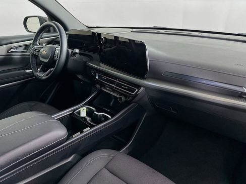 Used 2025 Chevrolet Traverse LT image 38