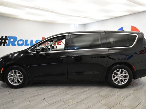 Used 2024 Chrysler Pacifica Touring-L FWD image 2