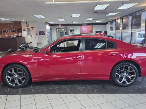 Used 2015 Dodge Charger SXT w/ Plus Group image 2