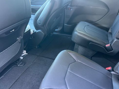 New 2027 Chrysler Pacifica Select FWD image 11