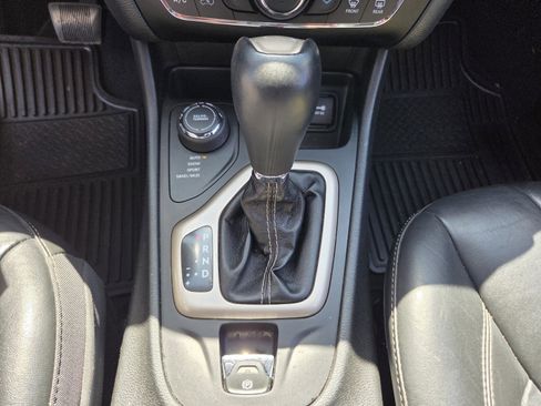 Used 2015 Jeep Cherokee Limited image 16