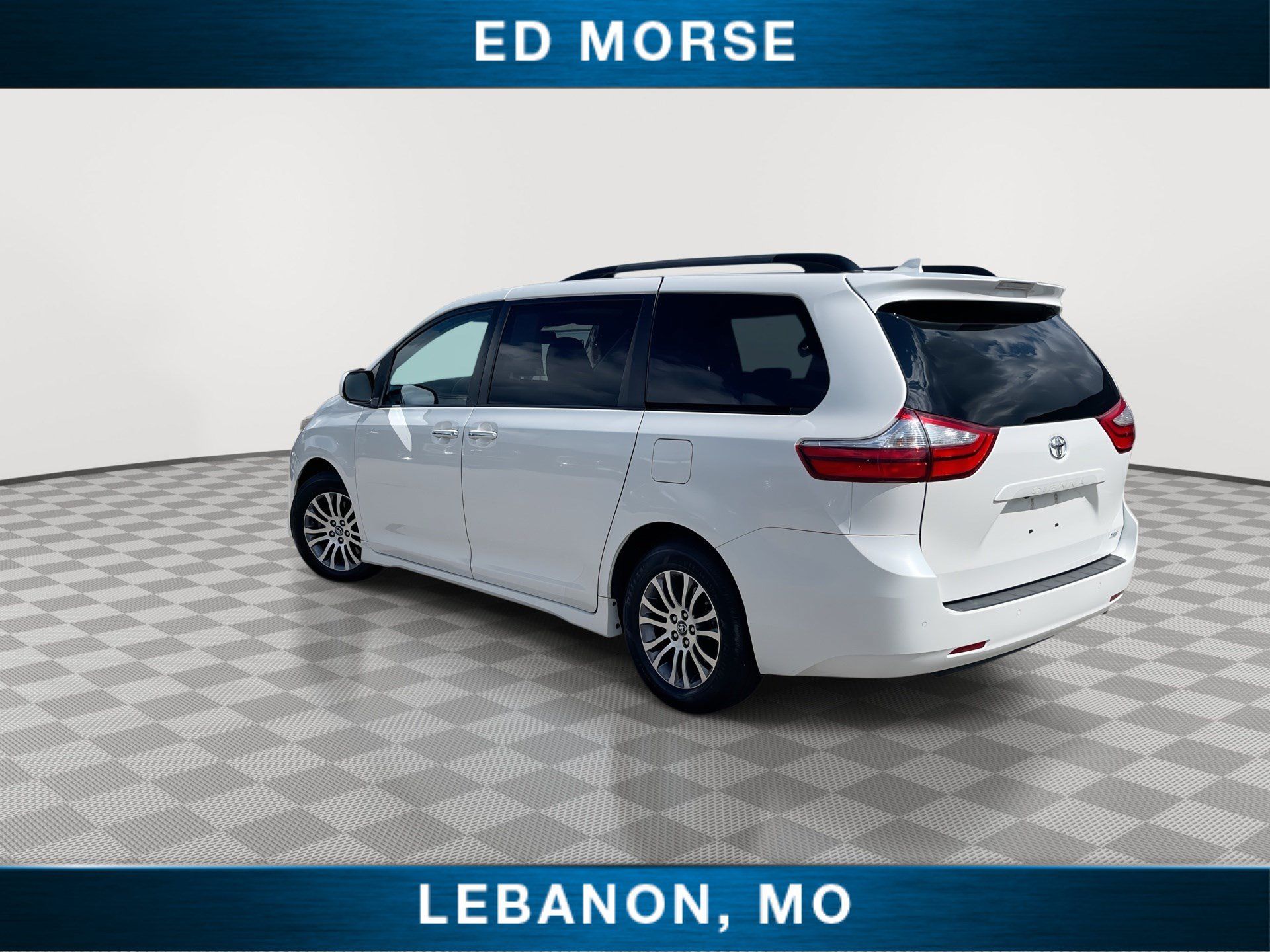 Used 2018 Toyota Sienna XLE w/ XLE Navigation Package FWD image 6