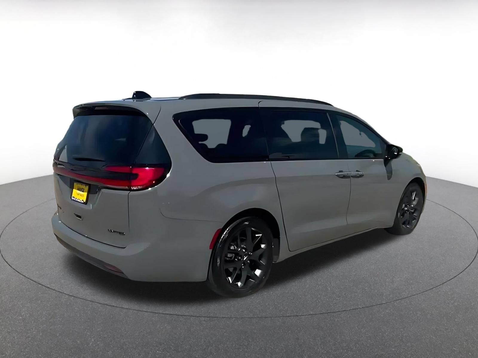 Used 2025 Chrysler Pacifica Limited FWD image 13