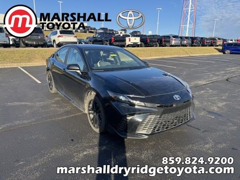 Used 2025 Toyota Camry SE image 1