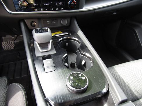 Used 2025 Nissan Rogue SV AWD/4WD image 16