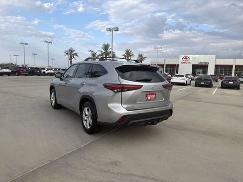 Used 2021 Toyota Highlander LE FWD image 7