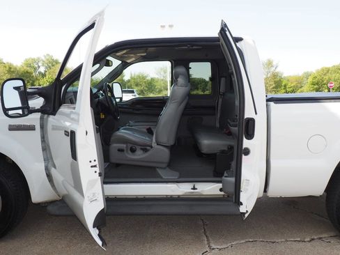 Used 2005 Ford F250 Lariat image 7