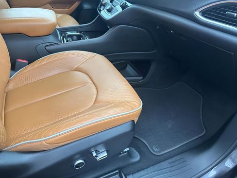 Used 2023 Chrysler Pacifica Pinnacle image 16