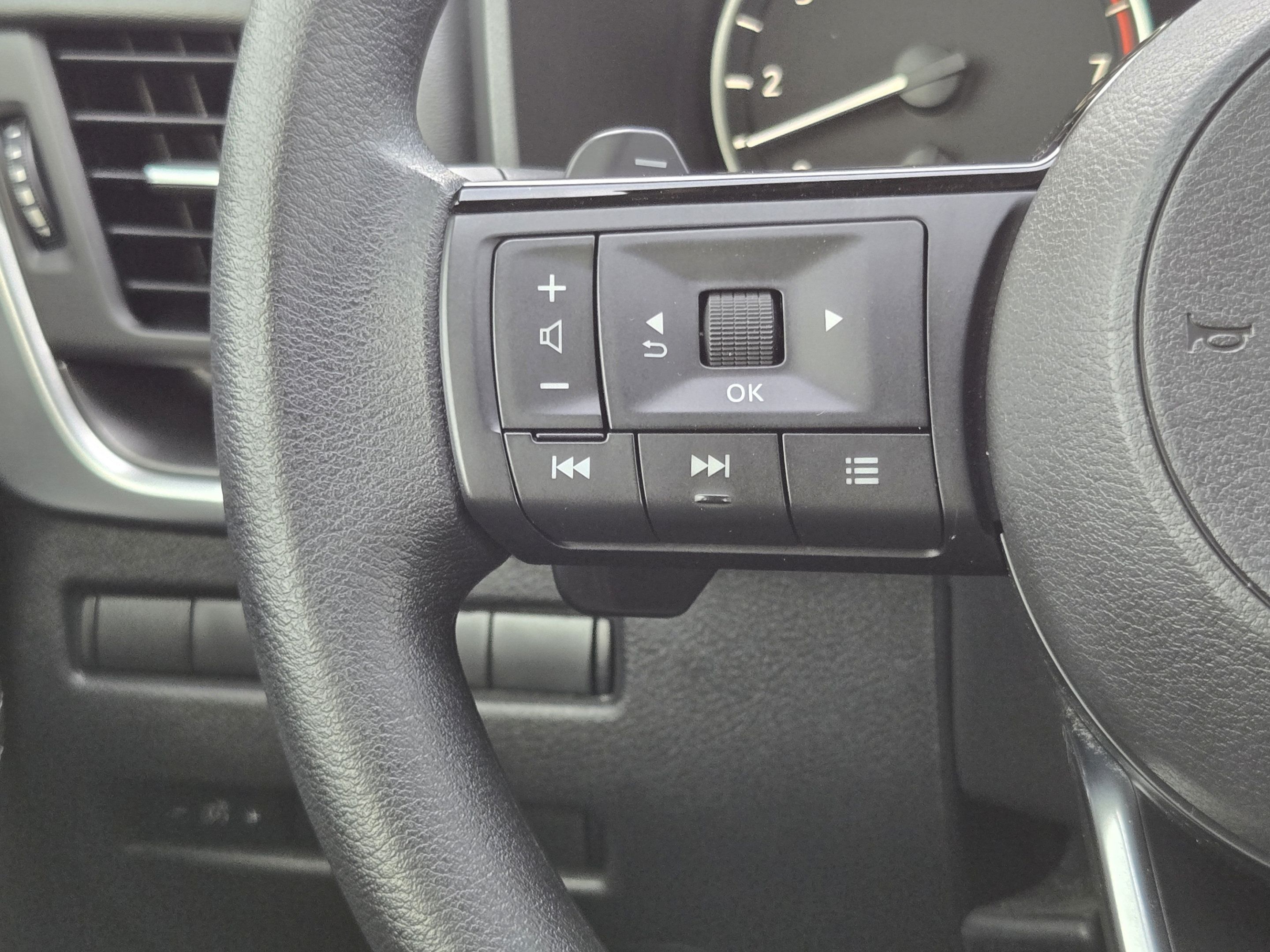 Used 2023 Nissan Rogue SV FWD image 25