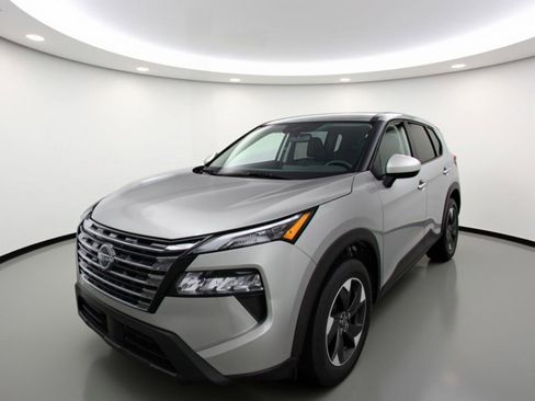 Used 2025 Nissan Rogue SV image 3