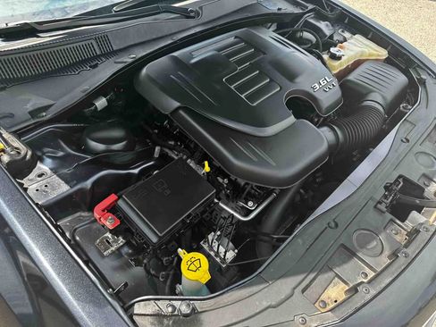 Used 2018 Chrysler 300 Touring w/ Driver Convenience Group image 16