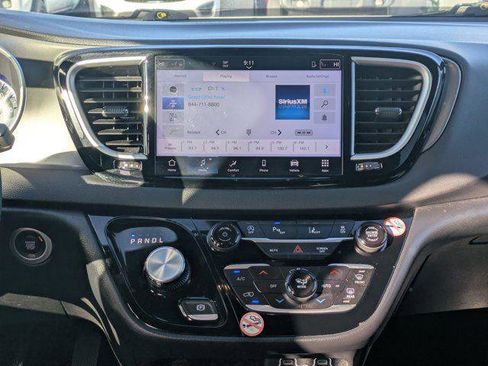 Certified 2025 Chrysler Pacifica Select image 16