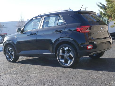 Used 2023 Hyundai Venue SEL image 4