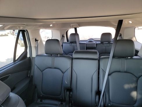 Used 2025 Honda Pilot Touring image 16