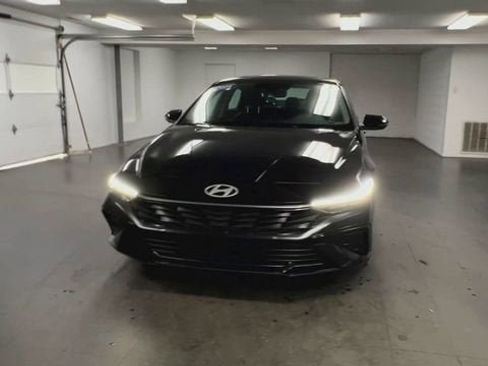 Used 2025 Hyundai Elantra Limited image 3