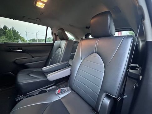 Used 2023 Toyota Highlander XLE AWD/4WD image 11