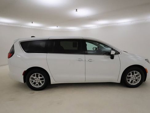 Used 2022 Chrysler Voyager LX image 2