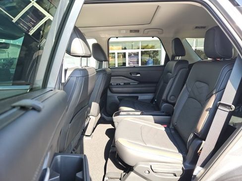 New 2025 Nissan Pathfinder Platinum image 15