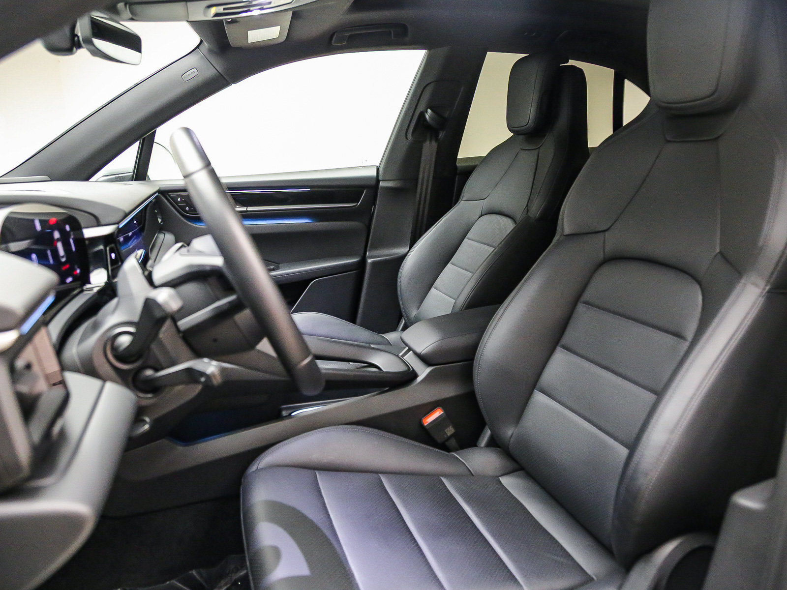 Certified 2026 Porsche Macan Electric RWD image 5