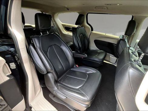 Used 2021 Chrysler Pacifica Touring-L FWD image 22