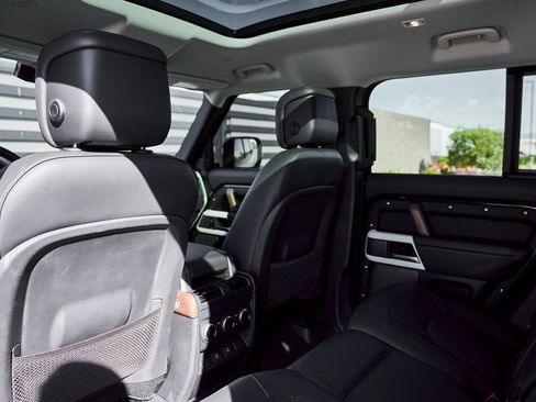 Used 2024 Land Rover Defender 110 SE image 50