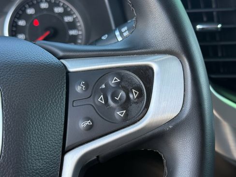 Used 2023 GMC Acadia SLT image 18